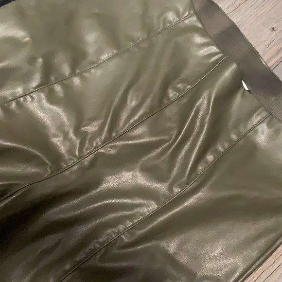 H &M Olive Green Pleather pant. Size 8 - Picture 7 of 7